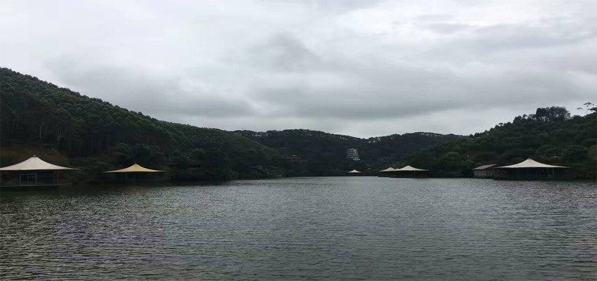 工業(yè)節(jié)能風(fēng)扇核心團(tuán)隊于景區(qū)乘船、觀賞山水