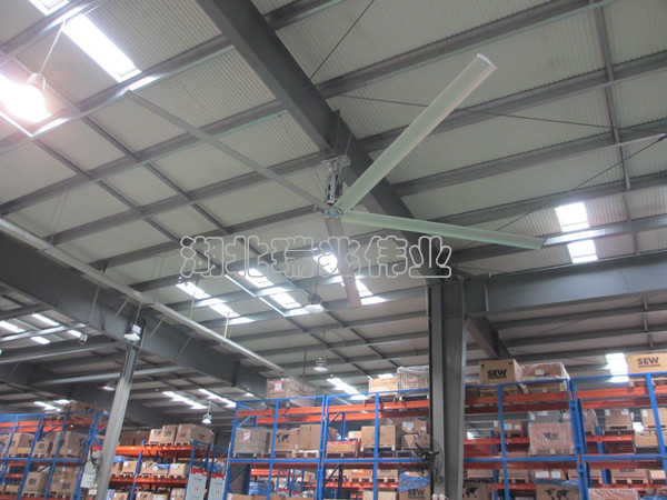 鋼結(jié)構(gòu)廠房通風(fēng)降溫方案、廠房車間通風(fēng)降溫方案、大型工業(yè)風(fēng)扇、物流倉儲大風(fēng)扇、大吊扇、工業(yè)風(fēng)扇、廠房車間降溫設(shè)備、廠房車間通風(fēng)設(shè)備、車間溫控設(shè)備、工業(yè)大吊扇、工業(yè)大風(fēng)扇、工業(yè)節(jié)能風(fēng)扇、湖北瑞兆偉業(yè)通風(fēng)降溫科技有限公司
