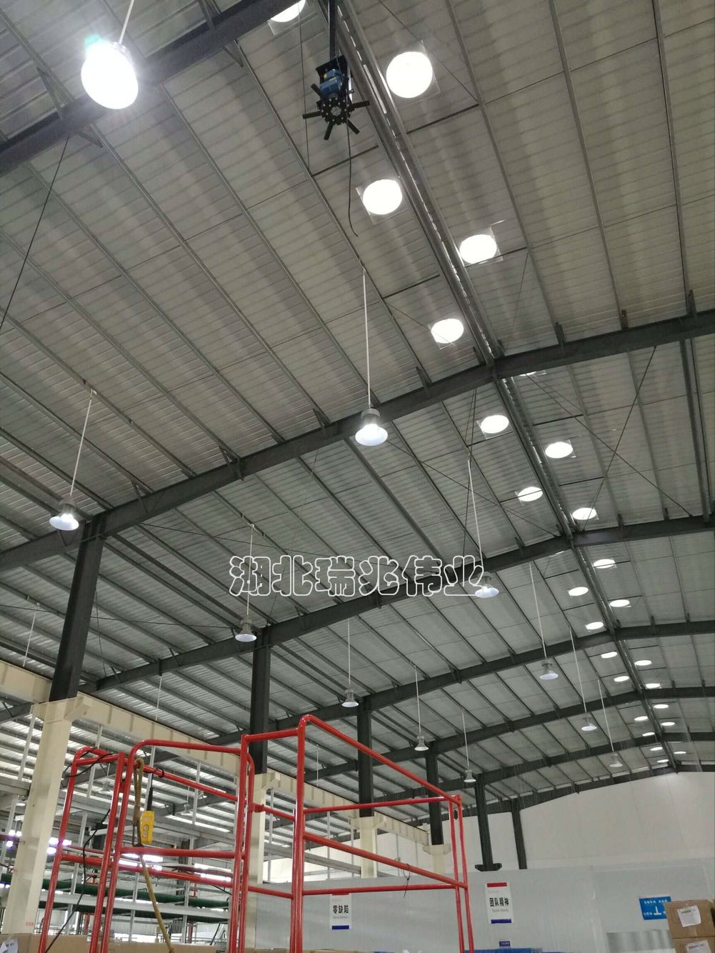 高大廠房降溫通風(fēng)方案、高大廠房降溫通風(fēng)、鋼結(jié)構(gòu)廠房通風(fēng)降溫方案、廠房車(chē)間通風(fēng)降溫方案、大型工業(yè)風(fēng)扇、物流倉(cāng)儲(chǔ)大風(fēng)扇、大吊扇、工業(yè)風(fēng)扇、廠房車(chē)間降溫設(shè)備、廠房車(chē)間通風(fēng)設(shè)備、車(chē)間溫控設(shè)備、工業(yè)大吊扇、工業(yè)大風(fēng)扇、工業(yè)節(jié)能風(fēng)扇、湖北瑞兆偉業(yè)通風(fēng)降溫科技有限公司