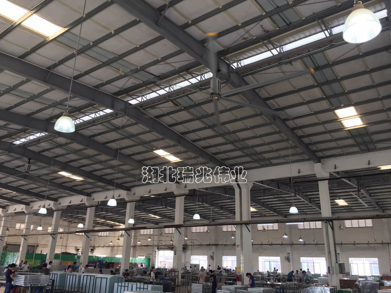 瑞泰風(fēng)工業(yè)大風(fēng)扇、鋼結(jié)構(gòu)廠房通風(fēng)降溫方案、廠房車間通風(fēng)降溫方案、大型工業(yè)風(fēng)扇、物流倉(cāng)儲(chǔ)大風(fēng)扇、大吊扇、工業(yè)風(fēng)扇、廠房車間降溫設(shè)備、廠房車間通風(fēng)設(shè)備、車間溫控設(shè)備、工業(yè)大吊扇、工業(yè)大風(fēng)扇、工業(yè)節(jié)能風(fēng)扇、湖北瑞兆偉業(yè)通風(fēng)降溫科技有限公司