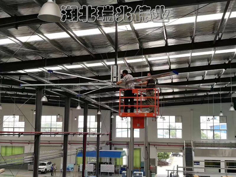 超大型工業(yè)吊扇、湖北瑞兆偉業(yè)通風(fēng)降溫科技有限公司為17年專業(yè)通風(fēng)降溫解決方案領(lǐng)航者,為數(shù)千家各大品牌企業(yè)提供鋼結(jié)構(gòu)廠房通風(fēng)降溫方案、大型工業(yè)風(fēng)扇、物流倉(cāng)儲(chǔ)大風(fēng)扇、大吊扇、工業(yè)風(fēng)扇、車間溫控設(shè)備、工業(yè)大吊扇、工業(yè)大風(fēng)扇、工業(yè)節(jié)能風(fēng)扇一站式服務(wù)及廠房車間通風(fēng)降溫方案與廠房車間通風(fēng)降溫設(shè)備.工業(yè)大風(fēng)扇廠家服務(wù)熱線:400-7757-027."