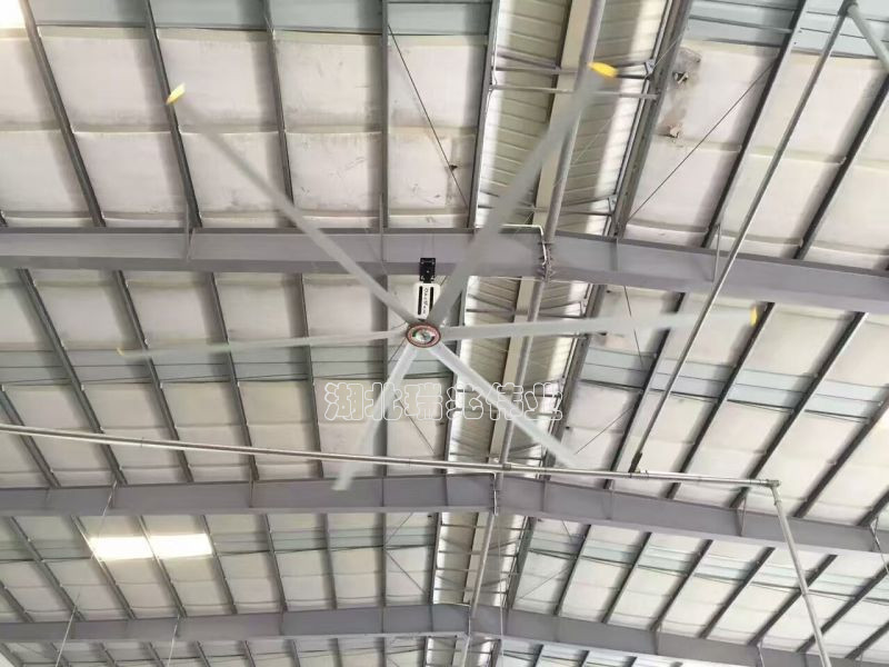 鋼結(jié)構(gòu)廠房通風(fēng)降溫方案、廠房車間通風(fēng)降溫方案、大型工業(yè)風(fēng)扇、物流倉儲大風(fēng)扇、大吊扇、工業(yè)風(fēng)扇、廠房車間降溫設(shè)備、廠房車間通風(fēng)設(shè)備、車間溫控設(shè)備、工業(yè)大吊扇、工業(yè)大風(fēng)扇、工業(yè)節(jié)能風(fēng)扇、湖北瑞兆偉業(yè)通風(fēng)降溫科技有限公司