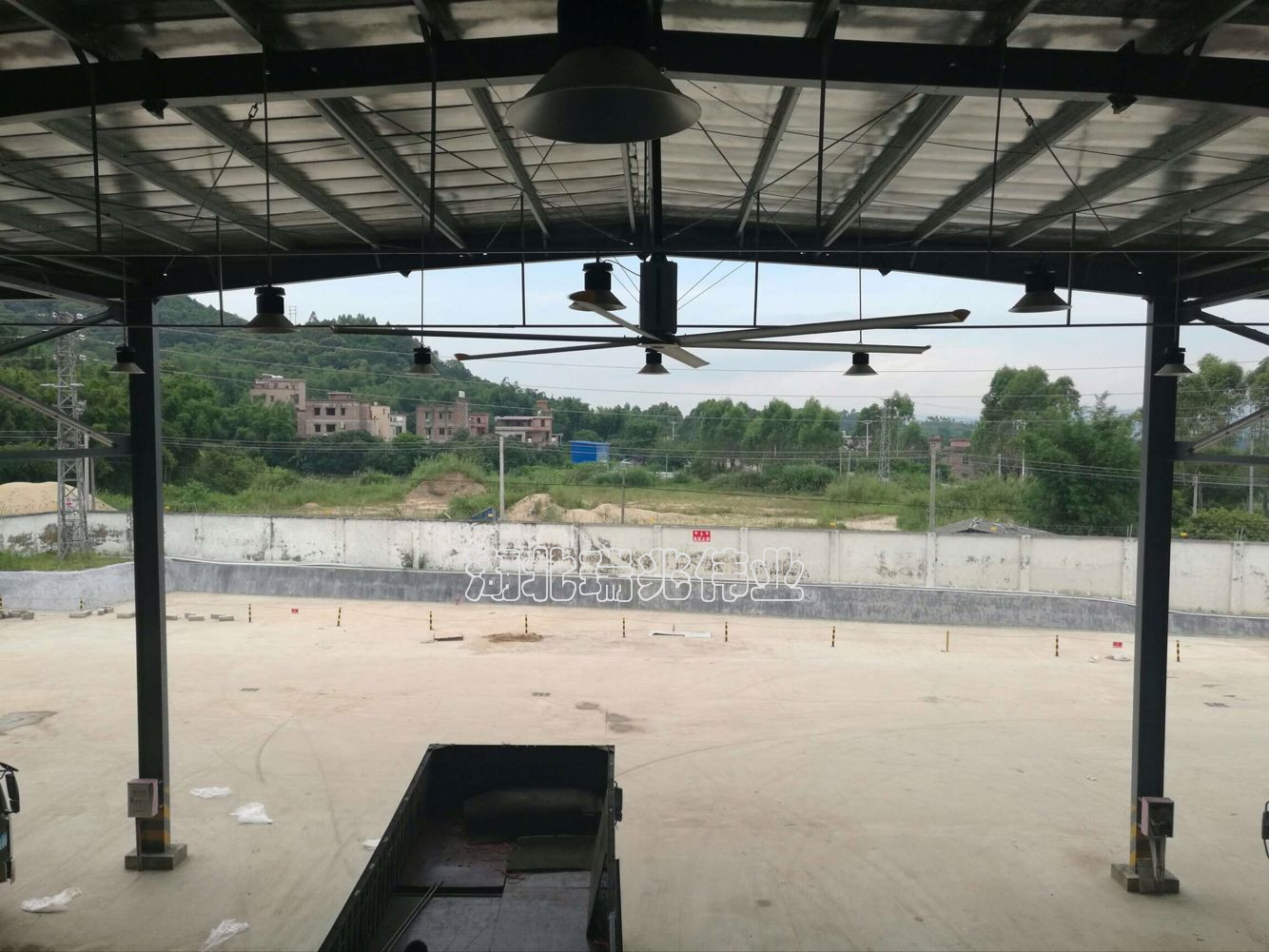 鋼結(jié)構(gòu)廠房通風(fēng)降溫方案、廠房車間通風(fēng)降溫方案、大型工業(yè)風(fēng)扇、物流倉儲大風(fēng)扇、大吊扇、工業(yè)風(fēng)扇、廠房車間降溫設(shè)備、廠房車間通風(fēng)設(shè)備、車間溫控設(shè)備、工業(yè)大吊扇、工業(yè)大風(fēng)扇、工業(yè)節(jié)能風(fēng)扇、湖北瑞兆偉業(yè)通風(fēng)降溫科技有限公司、瑞泰風(fēng)工業(yè)大風(fēng)扇