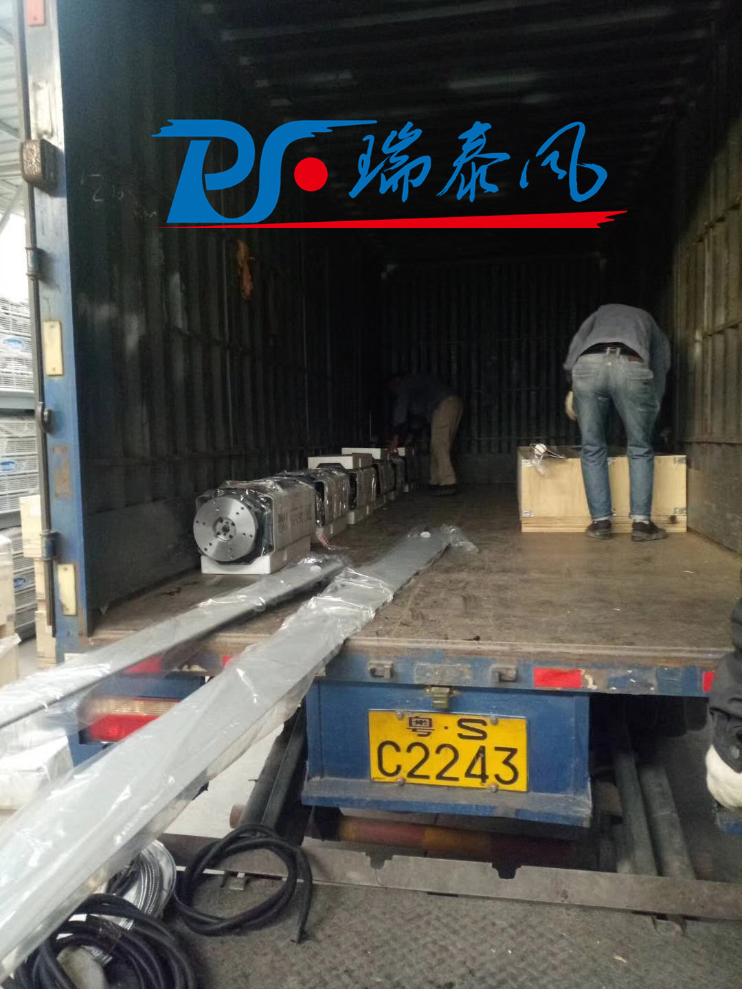 瑞泰風(fēng)工業(yè)大風(fēng)扇、鋼結(jié)構(gòu)廠房通風(fēng)降溫方案、廠房車(chē)間通風(fēng)降溫方案、大型工業(yè)風(fēng)扇、物流倉(cāng)儲(chǔ)大風(fēng)扇、大吊扇、工業(yè)風(fēng)扇、廠房車(chē)間降溫設(shè)備、廠房車(chē)間通風(fēng)設(shè)備、車(chē)間溫控設(shè)備、工業(yè)大吊扇、工業(yè)大風(fēng)扇、工業(yè)節(jié)能風(fēng)扇、湖北瑞兆偉業(yè)通風(fēng)降溫科技有限公司