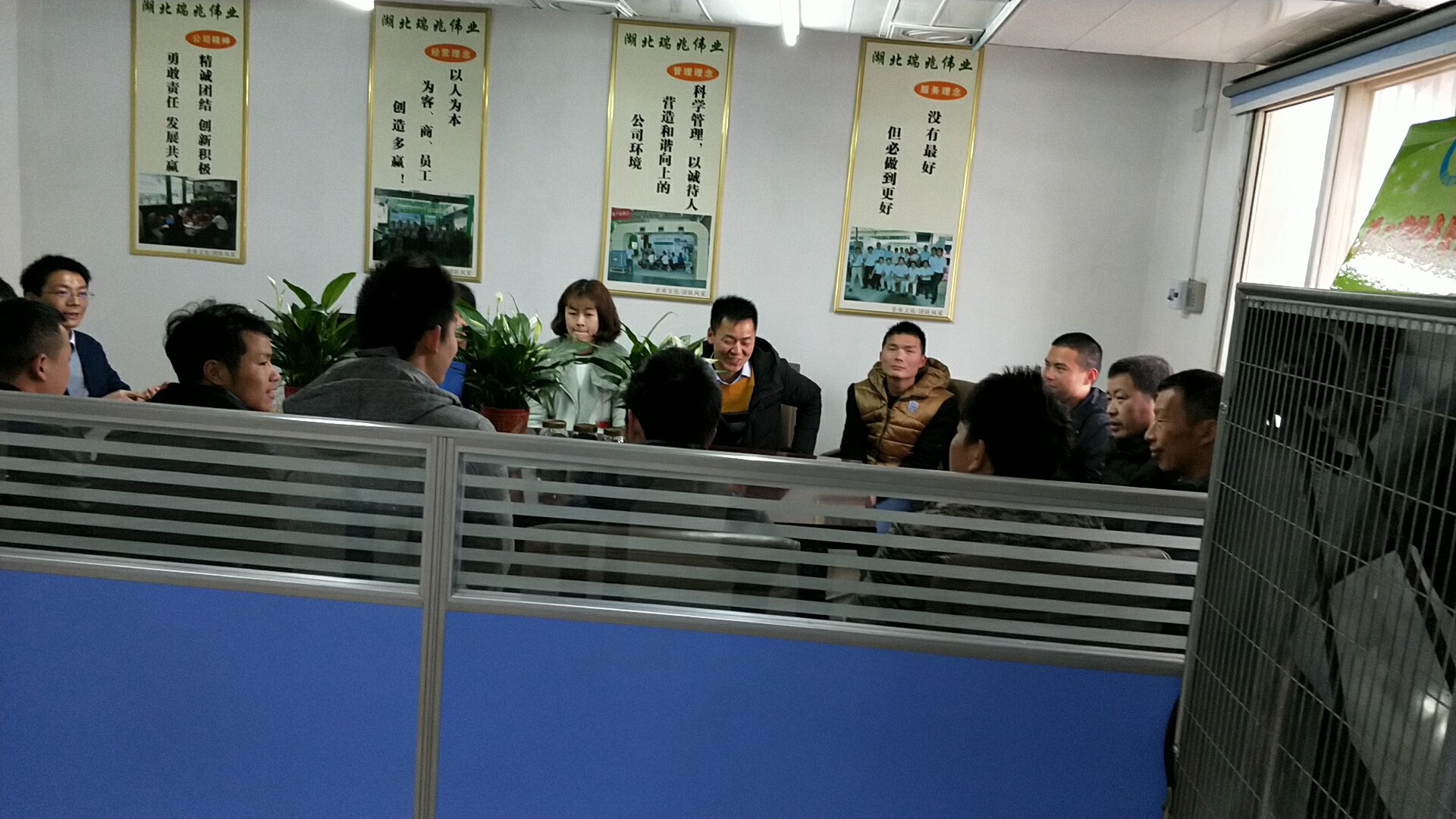 潤東方冷風(fēng)機(jī)、瑞泰風(fēng)工業(yè)大風(fēng)扇、鋼結(jié)構(gòu)廠房通風(fēng)降溫方案、廠房車間通風(fēng)降溫方案、大型工業(yè)風(fēng)扇、物流倉儲大風(fēng)扇、大吊扇、工業(yè)風(fēng)扇、廠房車間降溫設(shè)備、廠房車間通風(fēng)設(shè)備、車間溫控設(shè)備、工業(yè)大吊扇、工業(yè)大風(fēng)扇、工業(yè)節(jié)能風(fēng)扇、湖北瑞兆偉業(yè)通風(fēng)降溫科技有限公司