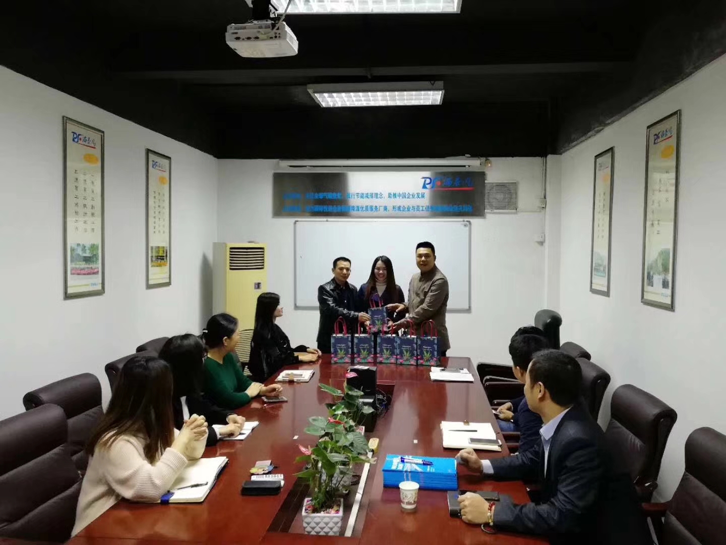 瑞泰風、瑞泰風工業(yè)大風扇、鋼結構廠房通風降溫方案、廠房車間通風降溫方案、大型工業(yè)風扇、物流倉儲大風扇、大吊扇、工業(yè)風扇、廠房車間降溫設備、廠房車間通風設備、車間溫控設備、工業(yè)大吊扇、工業(yè)大風扇、工業(yè)節(jié)能風扇、湖北瑞兆偉業(yè)通風降溫科技有限公司