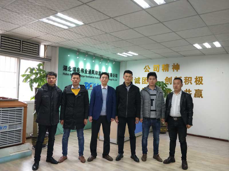 瑞泰風(fēng)工業(yè)大風(fēng)扇、潤(rùn)東方冷風(fēng)機(jī)、鋼結(jié)構(gòu)廠房通風(fēng)降溫方案、廠房車間通風(fēng)降溫方案、大型工業(yè)風(fēng)扇、物流倉(cāng)儲(chǔ)大風(fēng)扇、大吊扇、工業(yè)風(fēng)扇、廠房車間降溫設(shè)備、廠房車間通風(fēng)設(shè)備、車間溫控設(shè)備、工業(yè)大吊扇、工業(yè)大風(fēng)扇、工業(yè)節(jié)能風(fēng)扇、湖北瑞兆偉業(yè)通風(fēng)降溫科技有限公司。