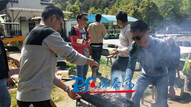 鋼結(jié)構廠房通風降溫方案、廠房車間通風降溫方案、大型工業(yè)風扇、物流倉儲大風扇、大吊扇、工業(yè)風扇、廠房車間降溫設備、廠房車間通風設備、車間溫控設備、工業(yè)大吊扇、工業(yè)大風扇、工業(yè)節(jié)能風扇、湖北瑞兆偉業(yè)通風降溫科技有限公司