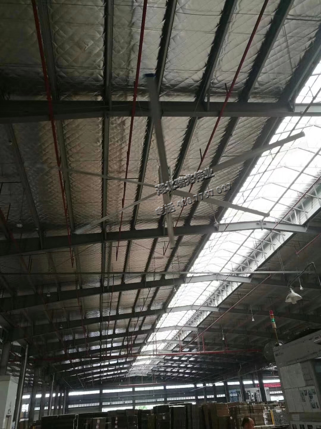 鋼結(jié)構(gòu)廠房通風(fēng)降溫方案、廠房車間通風(fēng)降溫方案、大型工業(yè)風(fēng)扇、物流倉儲大風(fēng)扇、大吊扇、工業(yè)風(fēng)扇、廠房車間降溫設(shè)備、廠房車間通風(fēng)設(shè)備、車間溫控設(shè)備、工業(yè)大吊扇、工業(yè)大風(fēng)扇、工業(yè)節(jié)能風(fēng)扇、湖北瑞兆偉業(yè)通風(fēng)降溫科技有限公司