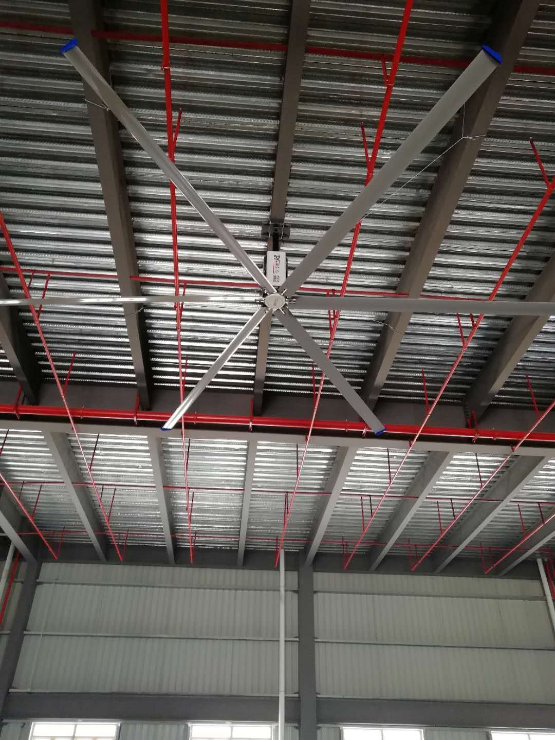 鋼結(jié)構(gòu)廠房通風(fēng)降溫方案、廠房車間通風(fēng)降溫方案、大型工業(yè)風(fēng)扇、物流倉儲(chǔ)大風(fēng)扇、大吊扇、工業(yè)風(fēng)扇、廠房車間降溫設(shè)備、廠房車間通風(fēng)設(shè)備、車間溫控設(shè)備、工業(yè)大吊扇、工業(yè)大風(fēng)扇、工業(yè)節(jié)能風(fēng)扇、湖北瑞兆偉業(yè)通風(fēng)降溫科技有限公司