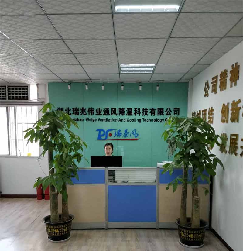 鋼結(jié)構(gòu)廠房通風(fēng)降溫方案、廠房車間通風(fēng)降溫方案、大型工業(yè)風(fēng)扇、物流倉(cāng)儲(chǔ)大風(fēng)扇、大吊扇、工業(yè)風(fēng)扇、廠房車間降溫設(shè)備、廠房車間通風(fēng)設(shè)備、車間溫控設(shè)備、工業(yè)大吊扇、工業(yè)大風(fēng)扇、工業(yè)節(jié)能風(fēng)扇、湖北瑞兆偉業(yè)通風(fēng)降溫科技有限公司