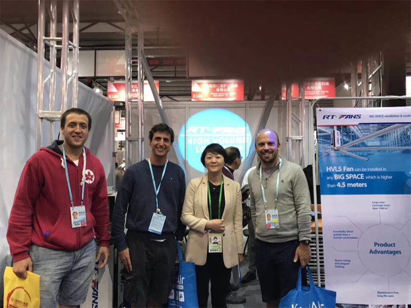 鋼結(jié)構(gòu)廠房通風(fēng)降溫方案、廠房車(chē)間通風(fēng)降溫方案、大型工業(yè)風(fēng)扇、物流倉(cāng)儲(chǔ)大風(fēng)扇、大吊扇、工業(yè)風(fēng)扇、廠房車(chē)間降溫設(shè)備、廠房車(chē)間通風(fēng)設(shè)備、車(chē)間溫控設(shè)備、工業(yè)大吊扇、工業(yè)大風(fēng)扇、工業(yè)節(jié)能風(fēng)扇、湖北瑞兆偉業(yè)通風(fēng)降溫科技有限公司