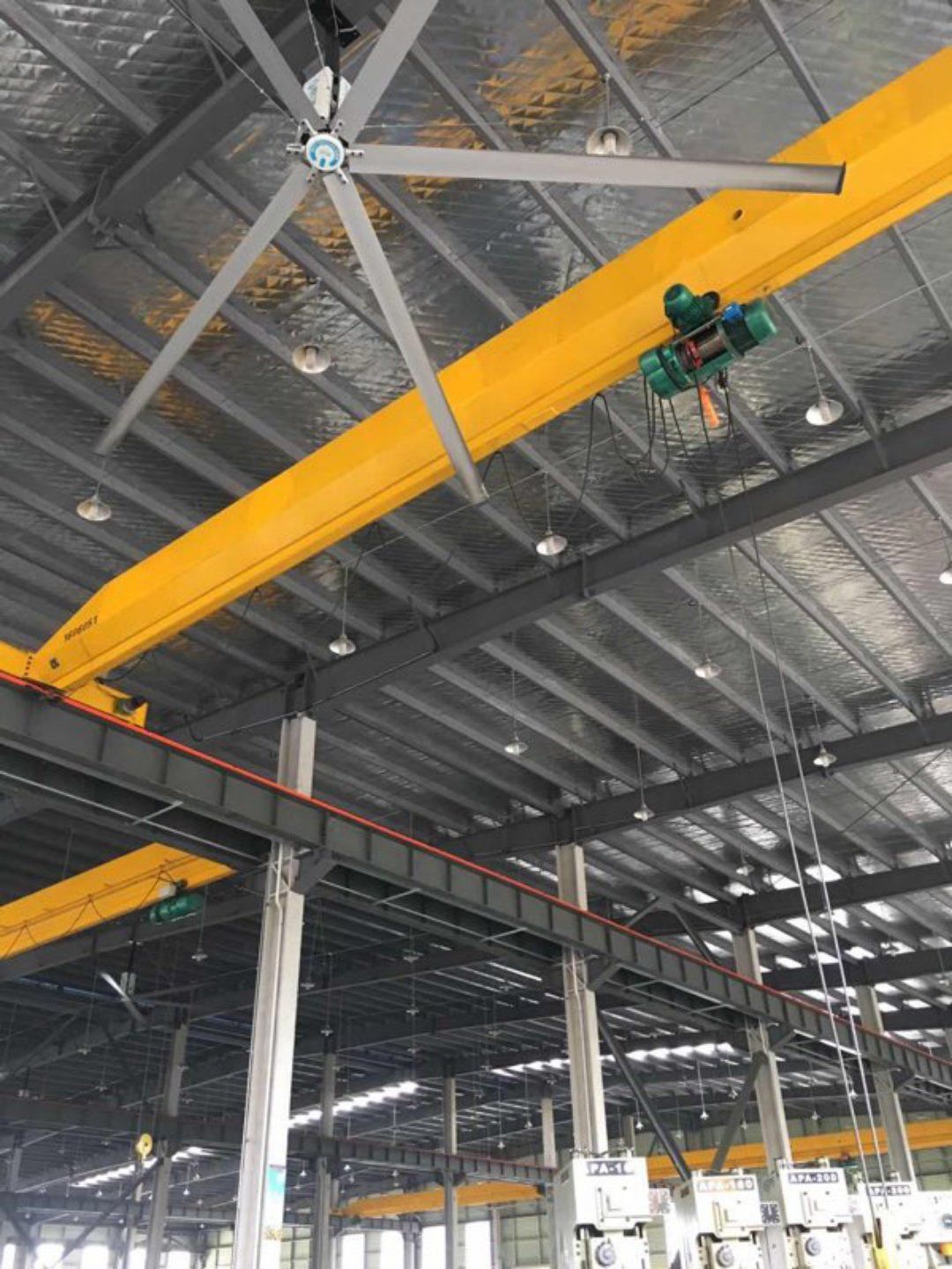 鋼結(jié)構(gòu)廠房通風(fēng)降溫方案、廠房車間通風(fēng)降溫方案、大型工業(yè)風(fēng)扇、物流倉儲大風(fēng)扇、大吊扇、工業(yè)風(fēng)扇、廠房車間降溫設(shè)備、廠房車間通風(fēng)設(shè)備、車間溫控設(shè)備、工業(yè)大吊扇、工業(yè)大風(fēng)扇、工業(yè)節(jié)能風(fēng)扇、湖北瑞兆偉業(yè)通風(fēng)降溫科技有限公司