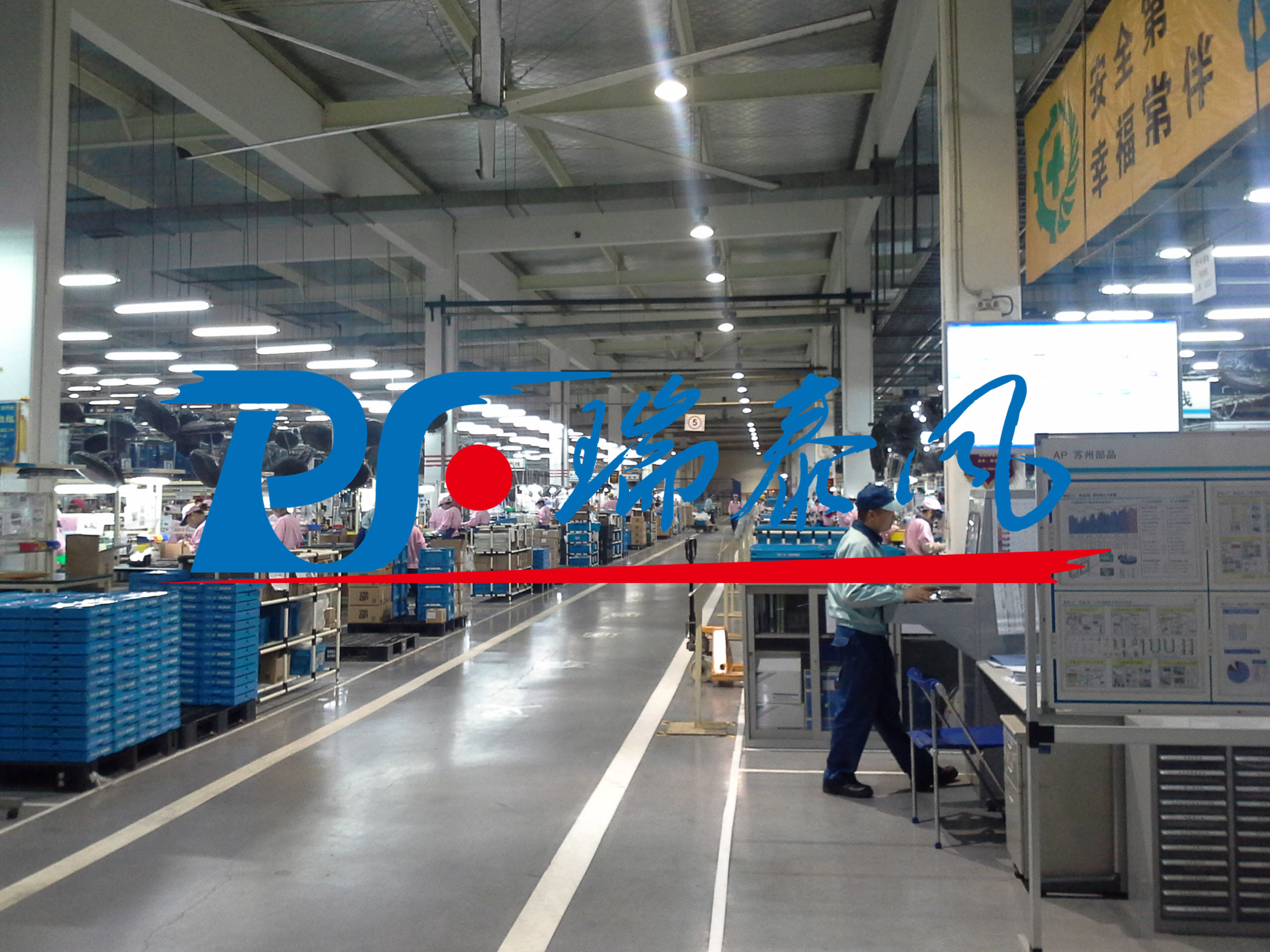 鋼結(jié)構(gòu)廠房通風(fēng)降溫方案、廠房車間通風(fēng)降溫方案、大型工業(yè)風(fēng)扇、物流倉儲(chǔ)大風(fēng)扇、大吊扇、工業(yè)風(fēng)扇、廠房車間降溫設(shè)備、廠房車間通風(fēng)設(shè)備、車間溫控設(shè)備、工業(yè)大吊扇、工業(yè)大風(fēng)扇、工業(yè)節(jié)能風(fēng)扇、湖北瑞兆偉業(yè)通風(fēng)降溫科技有限公司