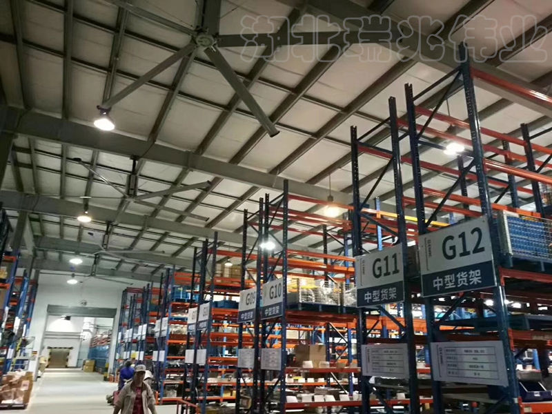 鋼結(jié)構(gòu)廠房通風(fēng)降溫方案、廠房車間通風(fēng)降溫方案、大型工業(yè)風(fēng)扇、物流倉儲(chǔ)大風(fēng)扇、大吊扇、工業(yè)風(fēng)扇、廠房車間降溫設(shè)備、廠房車間通風(fēng)設(shè)備、車間溫控設(shè)備、工業(yè)大吊扇、工業(yè)大風(fēng)扇、工業(yè)節(jié)能風(fēng)扇、湖北瑞兆偉業(yè)通風(fēng)降溫科技有限公司