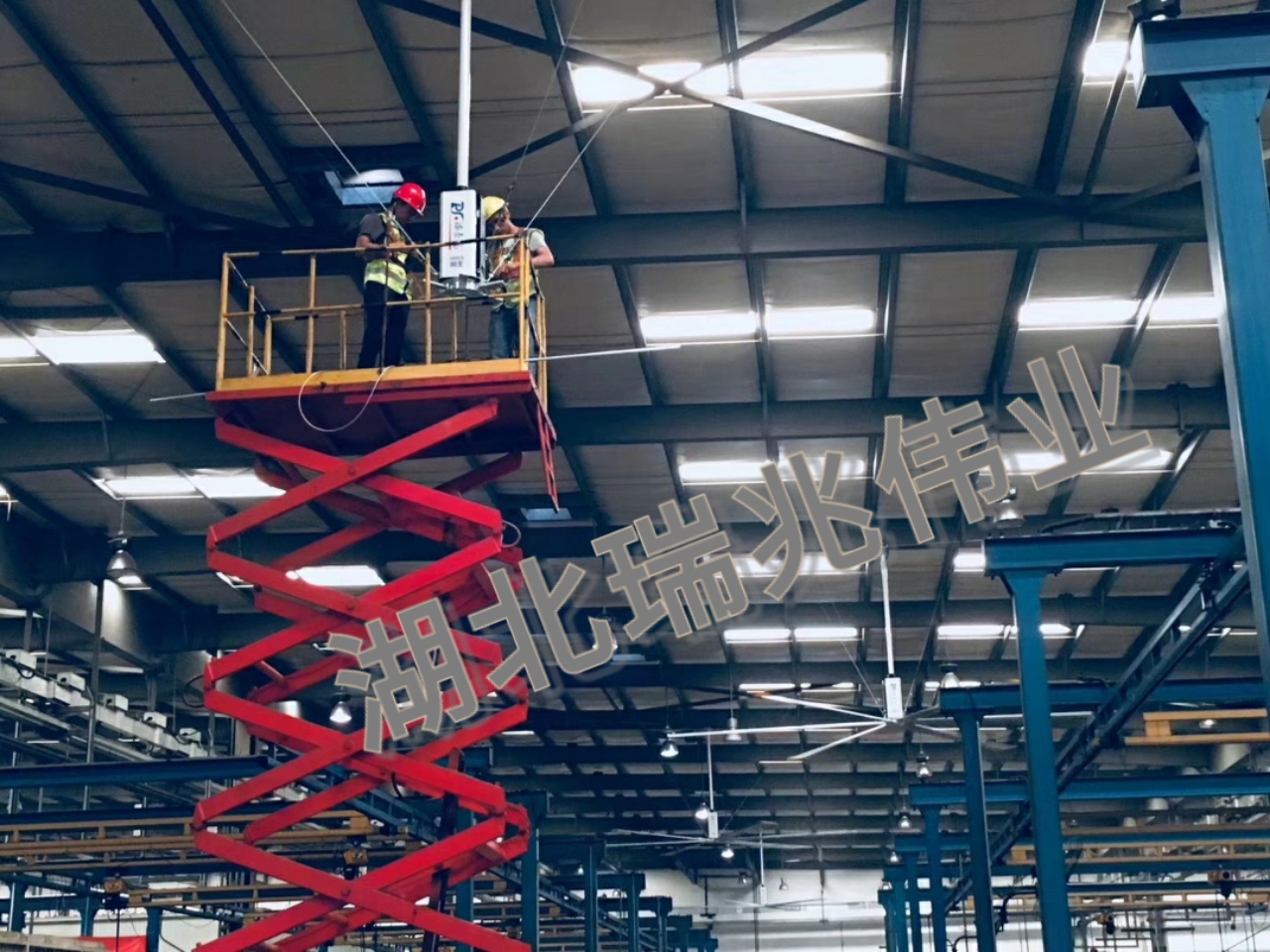 鋼結(jié)構(gòu)廠房通風(fēng)降溫方案、廠房車間通風(fēng)降溫方案、大型工業(yè)風(fēng)扇、物流倉(cāng)儲(chǔ)大風(fēng)扇、大吊扇、工業(yè)風(fēng)扇、廠房車間降溫設(shè)備、廠房車間通風(fēng)設(shè)備、車間溫控設(shè)備、工業(yè)大吊扇、工業(yè)大風(fēng)扇、工業(yè)節(jié)能風(fēng)扇、湖北瑞兆偉業(yè)通風(fēng)降溫科技有限公司