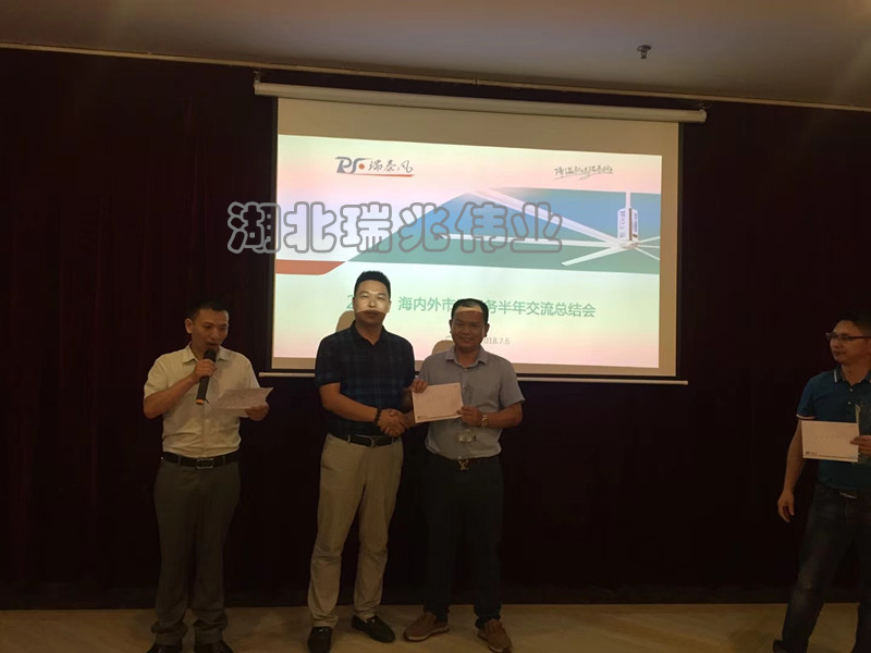 鋼結(jié)構(gòu)廠房通風(fēng)降溫方案、廠房車間通風(fēng)降溫方案、大型工業(yè)風(fēng)扇、物流倉(cāng)儲(chǔ)大風(fēng)扇、大吊扇、工業(yè)風(fēng)扇、廠房車間降溫設(shè)備、廠房車間通風(fēng)設(shè)備、車間溫控設(shè)備、工業(yè)大吊扇、工業(yè)大風(fēng)扇、工業(yè)節(jié)能風(fēng)扇、湖北瑞兆偉業(yè)通風(fēng)降溫科技有限公司