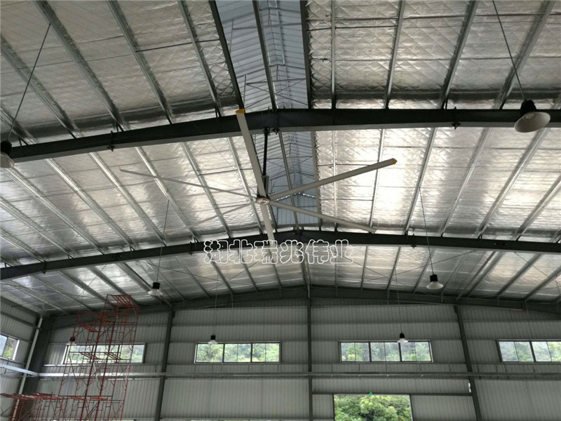 鋼結構廠房通風降溫方案、廠房車間通風降溫方案、大型工業(yè)風扇、物流倉儲大風扇、大吊扇、工業(yè)風扇、廠房車間降溫設備、廠房車間通風設備、車間溫控設備、工業(yè)大吊扇、工業(yè)大風扇、工業(yè)節(jié)能風扇、湖北瑞兆偉業(yè)通風降溫科技有限公司