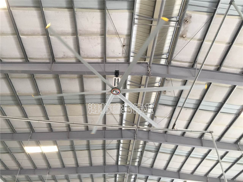 鋼結(jié)構(gòu)廠房通風(fēng)降溫方案、廠房車間通風(fēng)降溫方案、大型工業(yè)風(fēng)扇、物流倉儲(chǔ)大風(fēng)扇、大吊扇、工業(yè)風(fēng)扇、廠房車間降溫設(shè)備、廠房車間通風(fēng)設(shè)備、車間溫控設(shè)備、工業(yè)大吊扇、工業(yè)大風(fēng)扇、工業(yè)節(jié)能風(fēng)扇、湖北瑞兆偉業(yè)通風(fēng)降溫科技有限公司