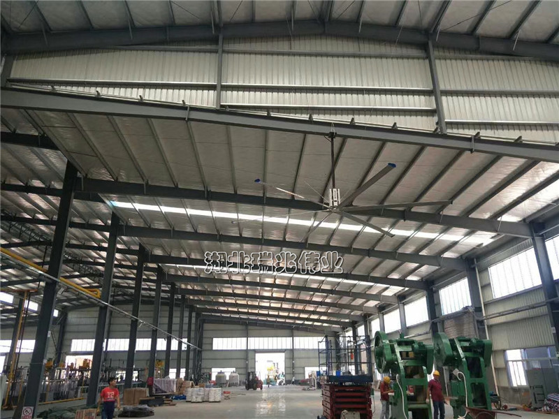 鋼結(jié)構(gòu)廠房通風(fēng)降溫方案、廠房車間通風(fēng)降溫方案、大型工業(yè)風(fēng)扇、物流倉儲(chǔ)大風(fēng)扇、大吊扇、工業(yè)風(fēng)扇、廠房車間降溫設(shè)備、廠房車間通風(fēng)設(shè)備、車間溫控設(shè)備、工業(yè)大吊扇、工業(yè)大風(fēng)扇、工業(yè)節(jié)能風(fēng)扇、湖北瑞兆偉業(yè)通風(fēng)降溫科技有限公司