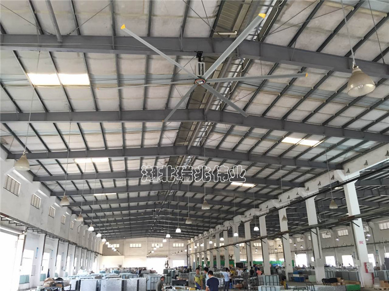   食品廠、藥廠、倉庫除濕工業(yè)風(fēng)扇在倉儲中越來越被普遍地應(yīng)用，而其亦以高效率和便捷的特性受到人們的普遍青睞。在選擇倉庫除濕工業(yè)風(fēng)扇時，要對其具備的主要特性和功能予以鑒別，從而選出優(yōu)質(zhì)的設(shè)備以服務(wù)于倉庫的日常經(jīng)營和管理工作。