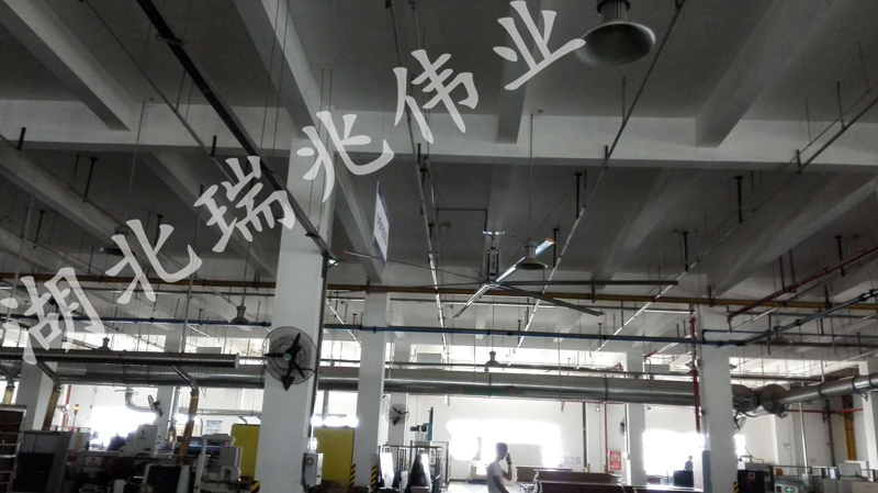 鋼結(jié)構(gòu)廠房通風(fēng)降溫方案、廠房車間通風(fēng)降溫方案、大型工業(yè)風(fēng)扇、物流倉(cāng)儲(chǔ)大風(fēng)扇、大吊扇、工業(yè)風(fēng)扇、廠房車間降溫設(shè)備、廠房車間通風(fēng)設(shè)備、車間溫控設(shè)備、工業(yè)大吊扇、工業(yè)大風(fēng)扇、工業(yè)節(jié)能風(fēng)扇、湖北瑞兆偉業(yè)通風(fēng)降溫科技有限公司