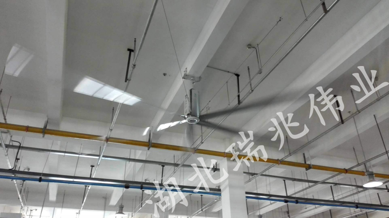 鋼結(jié)構(gòu)廠房通風(fēng)降溫方案、廠房車間通風(fēng)降溫方案、大型工業(yè)風(fēng)扇、物流倉(cāng)儲(chǔ)大風(fēng)扇、大吊扇、工業(yè)風(fēng)扇、廠房車間降溫設(shè)備、廠房車間通風(fēng)設(shè)備、車間溫控設(shè)備、工業(yè)大吊扇、工業(yè)大風(fēng)扇、工業(yè)節(jié)能風(fēng)扇、湖北瑞兆偉業(yè)通風(fēng)降溫科技有限公司