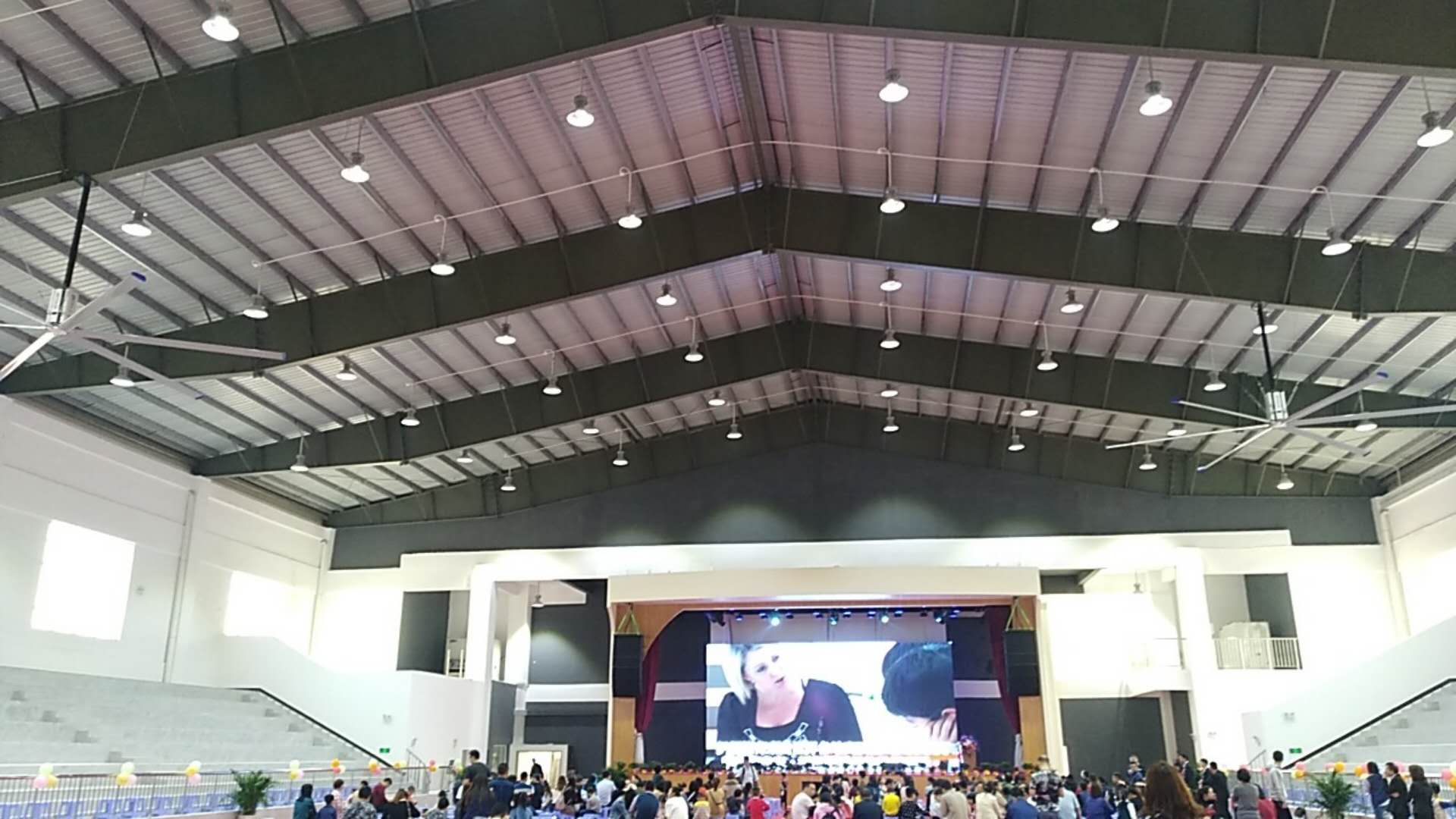 鋼結(jié)構(gòu)廠房通風(fēng)降溫方案、廠房車間通風(fēng)降溫方案、大型工業(yè)風(fēng)扇、物流倉儲(chǔ)大風(fēng)扇、大吊扇、工業(yè)風(fēng)扇、廠房車間降溫設(shè)備、廠房車間通風(fēng)設(shè)備、車間溫控設(shè)備、工業(yè)大吊扇、工業(yè)大風(fēng)扇、工業(yè)節(jié)能風(fēng)扇、湖北瑞兆偉業(yè)通風(fēng)降溫科技有限公司