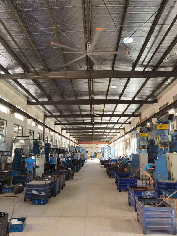 說(shuō)起車間降溫方法和設(shè)備，我們其實(shí)知道很多種來(lái)，但是大面積的車間應(yīng)該用什么降溫的方法和設(shè)備呢？相信這個(gè)問(wèn)題困擾了很多正在準(zhǔn)備給大面積車間降溫通風(fēng)的企業(yè)老板和采購(gòu)員。因?yàn)楹芏嗟能囬g降溫方法都不太適合這種大面積的區(qū)域降溫，并且合適的也有一部分會(huì)投資很高不太適合。  工業(yè)風(fēng)扇利用其超大扇葉緩慢的旋轉(zhuǎn)，帶動(dòng)車間內(nèi)的空氣形成自然立體風(fēng)，帶動(dòng)車間的空氣進(jìn)行循環(huán)，讓室內(nèi)外的空氣進(jìn)行置換，從而達(dá)到降溫通風(fēng)的效果，這種降溫效果一般情況下可以達(dá)到6-12℃的降溫效果。水冷空調(diào)將潔凈清爽的冷風(fēng)源源不斷的輸送到車間內(nèi)，讓車間的空氣形成正氣壓，排出車間內(nèi)的高溫悶熱的具有異味的空氣，從而能夠讓車間進(jìn)行降溫通風(fēng)。并且根據(jù)水冷空調(diào)，也能夠使用整體和單獨(dú)位置的送風(fēng)降溫，能夠適應(yīng)更多的環(huán)境的降溫效果的投入成本并不高。    湖北瑞兆是專門為高大型空間解決降溫難題的，有著二十年的行業(yè)經(jīng)驗(yàn)，可免費(fèi)上門設(shè)計(jì)降溫方案，幫助你輕松度過(guò)夏天。 湖北瑞兆偉業(yè)已服務(wù)了8632名客戶，為客戶送去各式各樣的通風(fēng)降溫解決方案。瑞泰風(fēng)20年匠心鑄造，只為辛勞的普通大眾創(chuàng)造涼爽、舒適、健康、自然的工作和生活環(huán)境。