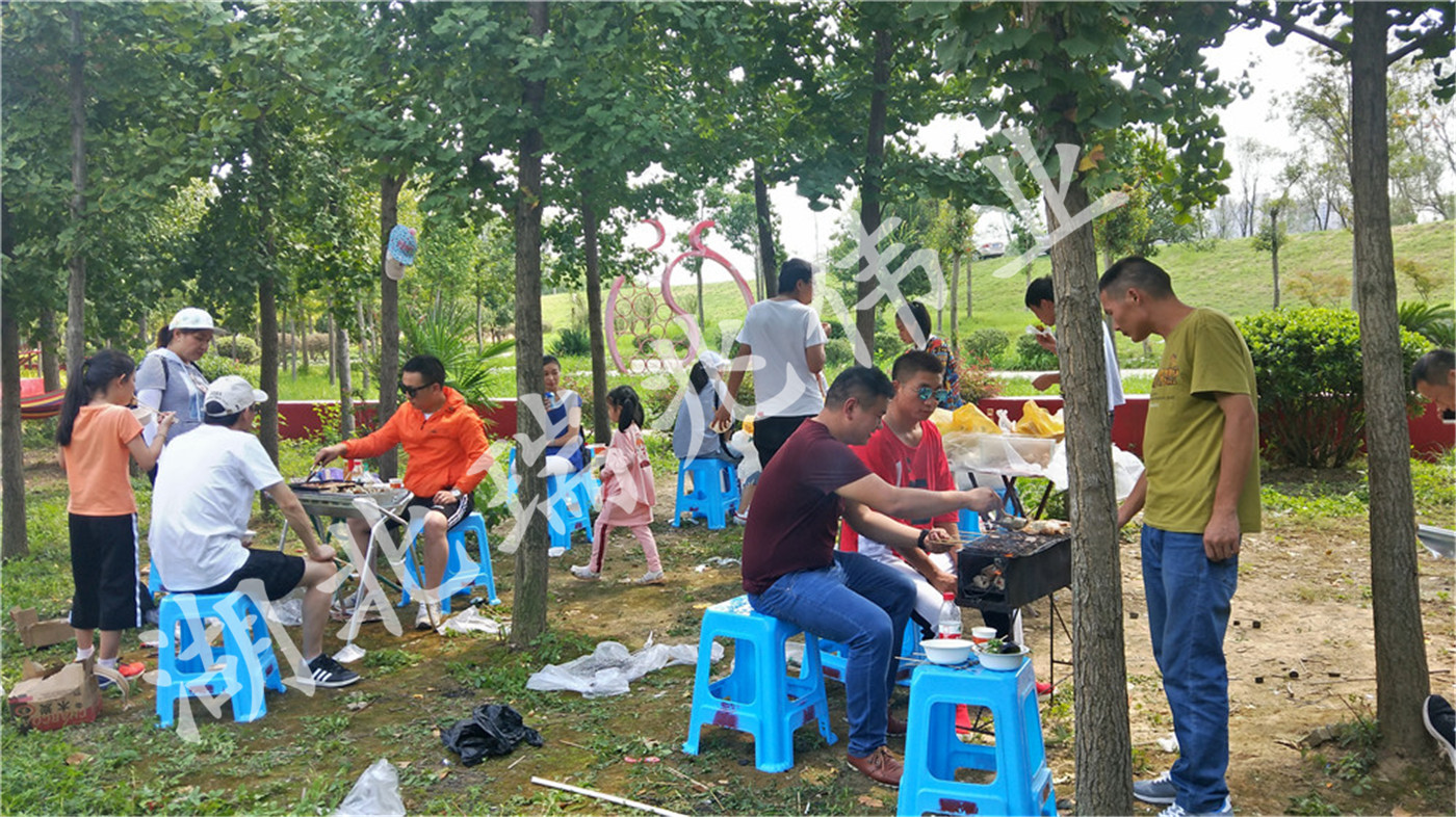 湖北瑞兆偉業(yè)通風(fēng)降溫科技有限公司公司在石榴紅村組織員工戶外聚餐活動(dòng)