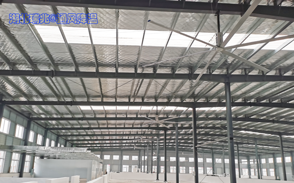 大型鋼結(jié)構(gòu)廠房通風(fēng)降溫怎么做？安裝工業(yè)大風(fēng)扇準(zhǔn)沒錯(cuò)!