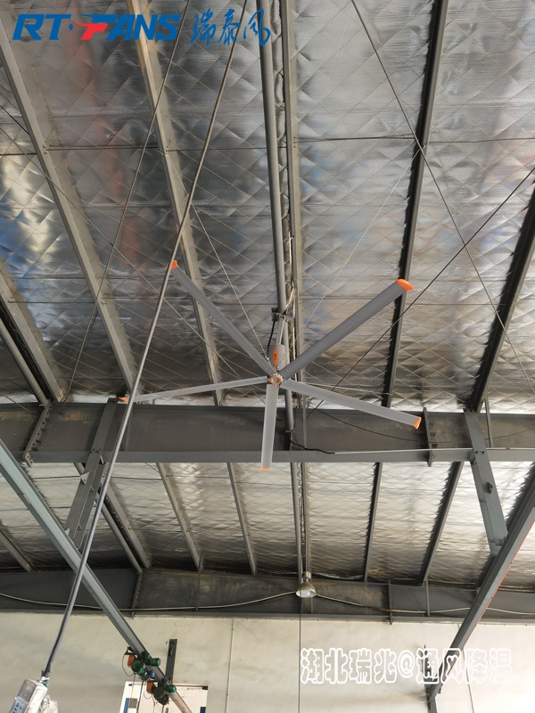 工業(yè)大吊扇帶來涼爽舒適效果！