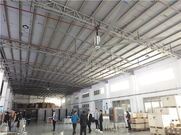 大型節(jié)能風(fēng)扇改善車間高溫悶熱環(huán)境！