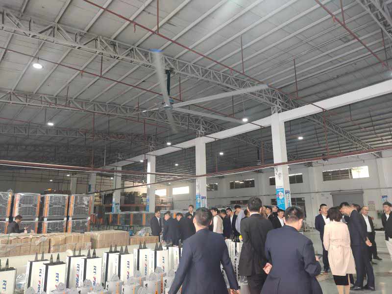 工廠車(chē)間太熱，員工沒(méi)法干活，工業(yè)大風(fēng)扇來(lái)拯救你